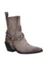 Botín taupe de cuero para mujer con tachas metálicas y cinturón con hebilla, mezcla de estilo vaquero y moderno.