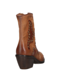 Calzado femenino en cuero camel con adornos metálicos, combinando robustez y elegancia para uso diario.
