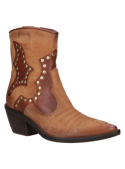 Botín camel de cuero para mujer con tachas y detalles metálicos, ideal para un look vaquero y rústico.