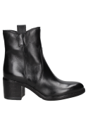 Botín negro casual de cuero, diseño minimalista sin cierres, con suela robusta adecuada para distintas superficies.