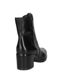 Botín de cuero negro para mujer, con lengüeta ancha integrada, fácil de calzar, perfecto para atuendos variados.