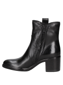 Botín negro de cuero liso, sin cordones visibles, ideal para un look casual y sofisticado en cualquier ocasión.