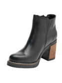 Botín de cuero negro con suela resistente, ideal para diferentes superficies, combina elegancia y funcionalidad.