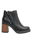 Elegante botín negro de cuero con cierre lateral para fácil calce, ideal para uso diario por su estabilidad.