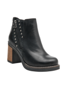 Botín negro de cuero para mujer, diseño casual y robusto con costura visible y tachas metálicas modernas.