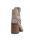 Botín boho-chic taupe de cuero para mujer, con tacón cuadrado y detalles únicos, ideal para salidas informales.