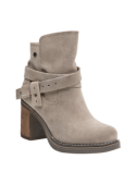 Calzado boho-chic de cuero taupe para mujer, botín con correa doble y tacón robusto, adaptable a estilos relajados.
