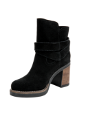 Botín negro de cuero femenino, diseño moderno con hebillas y correa, perfecto para entretiempo y eventos casuales.