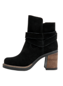 Botín boho-chic de cuero negro con tacón estable y doble correa, ideal para un look relajado y con personalidad.