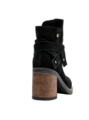Botines de cuero negro para mujer, diseño versátil con detalles boho-chic, adecuado para combinar con jeans o faldas midi.