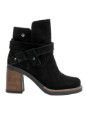 Calzado femenino en cuero negro con correa doble y hebillas sutiles, perfecto para ocasiones informales y ambientes urbanos.