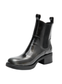 Cuero metalizado en botín Chelsea para mujer, con suela gruesa y paneles elásticos, ideal para un look moderno y funcional.