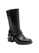 Bota negra de cuero con caña media estilo biker, ideal para combinar con jeans o faldas, correa metálica distintiva.