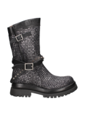 Bota negra de cuero con taco bloque de 5.5 cm y punta redonda, ofrece estabilidad y elegancia.