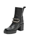 Zapato de cuero negro con apliques metálicos, tacón medio y suela gruesa, ideal para un estilo audaz y moderno.