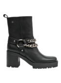 Calzado robusto de cuero negro con suela chunky y cinturón decorativo, perfecto para combinar con jeans o vestidos.