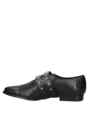 Zapato femenino de cuero negro con hebillas, aportando elegancia y un toque ejecutivo a un atuendo profesional.