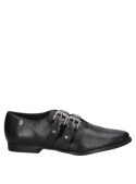 Zapato de cuero negro con diseño clásico y tachas, perfecto para combinar con vestimenta formal o semi-formal femenina.