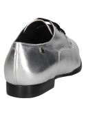Zapato oxford de cuero plata para mujer, con suela delgada y detalle decorativo en el costado, versátil y sofisticado.