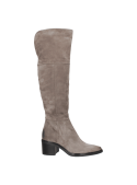 Calzado femenino gris de cuero con punta ligeramente afilada, ideal para un look sofisticado y moderno.