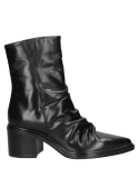 Botín de cuero negro para mujer con acabado arrugado moderno en la parte superior, perfecto para un look desenfadado.