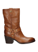Calzado femenino de cuero camel, con correa al tobillo y acabado liso, perfecto para combinar con diferentes prendas.
