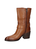 Botín camel de cuero para mujer, con correa decorativa y tachuelas metálicas, ideal para un look casual o semiformal.