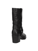 Calzado casual de cuero negro con caña media y lengüeta con botón decorativo, ideal para looks versátiles.
