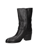 Bota de cuero negro para mujer con diseño botín, tacón medio y correa decorativa con tachuelas metálicas en el tobillo.