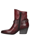 Botín femenino en cuero burdeo, diseño vaquero con detalles metálicos, correa con tachas, perfecto para un look atrevido.