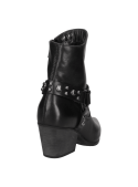 Botín negro de cuero para mujer con diseño vaquero, tachas metálicas en la correa, ideal para un look casual moderno.