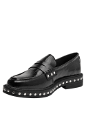 Mocasín de cuero negro para mujer, diseño audaz con tachas y banda decorativa, ideal para un look moderno.