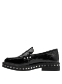 Calzado mocasín negro de cuero para mujer, estilo clásico con toque moderno gracias a las tachas en la suela.