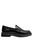 Mocasín negro de cuero para mujer con diseño elegante y tachas metálicas, banda decorativa y suela robusta.