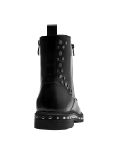 Botín de cuero negro con tachas metálicas, estilo punk, adecuado para destacar en conciertos o salidas informales.