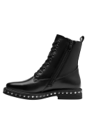 Botín de cuero negro con detalles de tachas, reflejando una estética rebelde, perfecto para looks casuales y atrevidos.