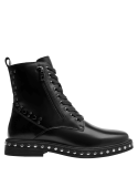 Calzado robusto y moderno con cordones en el empeine y cierre lateral, combinando funcionalidad y diseño punk.