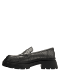 Mocasín de cuero metalizado con suela chunky, versátil para combinar con jeans o faldas midi, uniendo comodidad y elegancia.