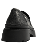 Mocasín de cuero metalizado para mujer con panel cruzado, ideal para looks casuales y semiformales.