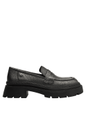 Elegante mocasín de cuero metalizado para mujer con suela gruesa texturizada, ideal para street style contemporáneo.
