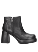 Elegante botín negro de cuero para mujer, mezcla urbana y chic, perfecto para ocasiones semi-formales.