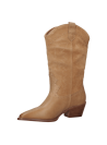 Calzado vaquero de cuero camel con sofisticados cortes y tachuelas, combinable con jeans o vestidos para un toque chic.