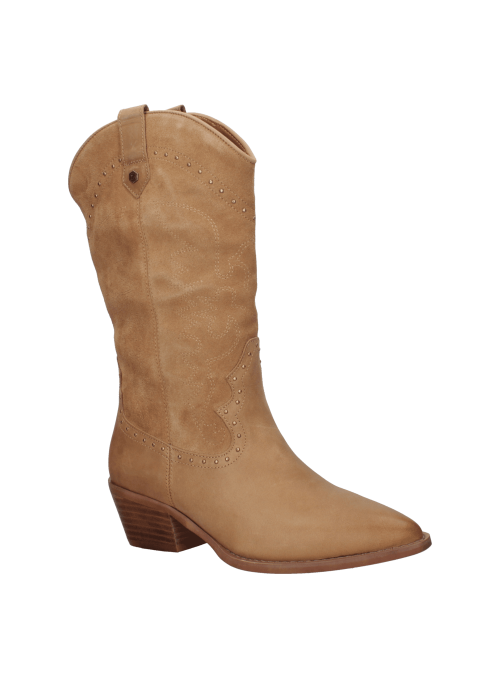 Bota de cuero camel con detalles decorativos y estilo western, perfecta para salidas informales y eventos al aire libre.