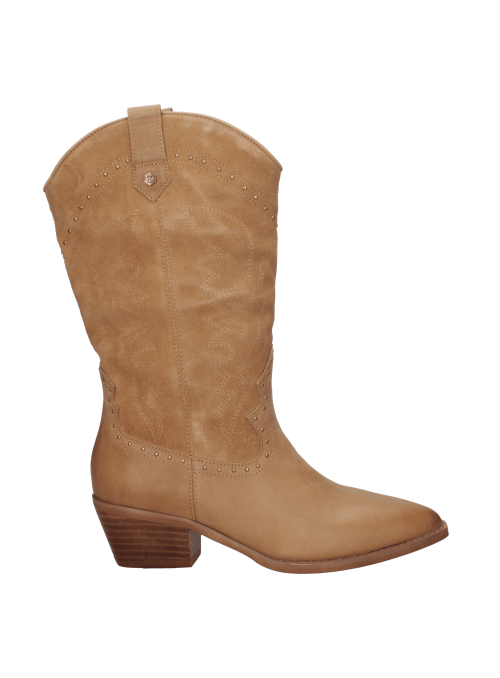 Bota de cuero camel con detalles decorativos y estilo western, perfecta para salidas informales y eventos al aire libre.