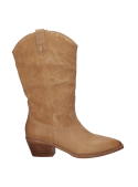 Diseño en cuero camel con caña alta y tacón medio ancho, ideal para un look boho urbano y femenino.