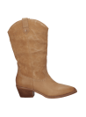 Diseño en cuero camel con caña alta y tacón medio ancho, ideal para un look boho urbano y femenino.