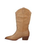 Bota vaquera de cuero camel para mujer con detalles de tachuelas y cortes curvos, estilo cowgirl chic moderno y sofisticado.