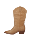 Bota vaquera de cuero camel para mujer con detalles de tachuelas y cortes curvos, estilo cowgirl chic moderno y sofisticado.