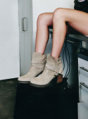 Botín taupe de cuero boho-chic para mujer, con correa doble y hebillas, ideal para un look casual.