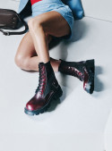 Botín burdeo casual de cuero para mujer con detalles elásticos laterales que facilitan el calce y añaden confort.